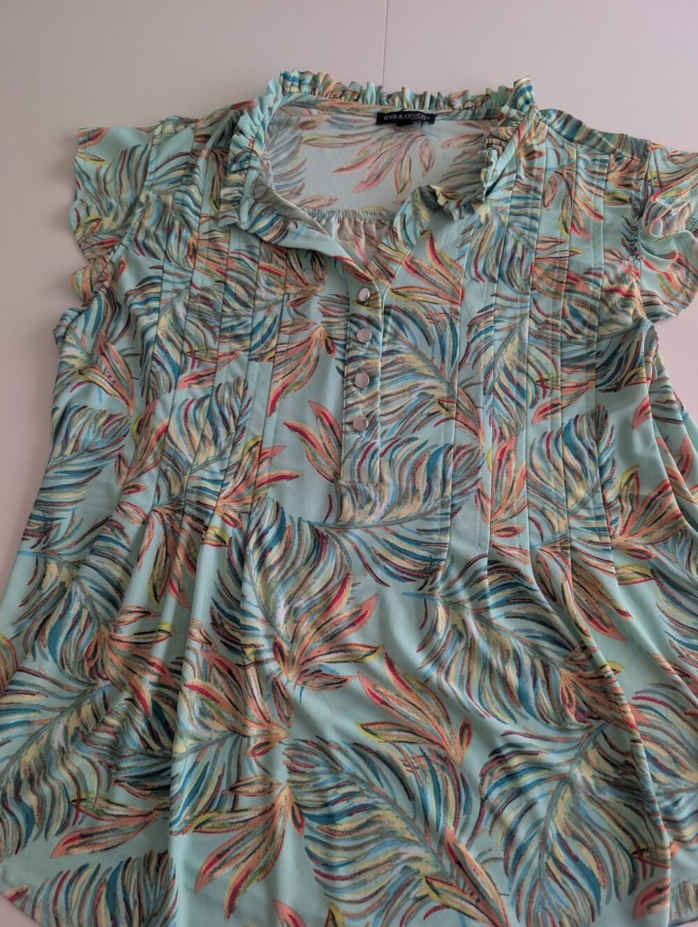 Ava & Grace Buttery soft ruffled V Neck w/ buttons Green print Petite Large
